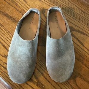 Zuzii slip on- size 8
